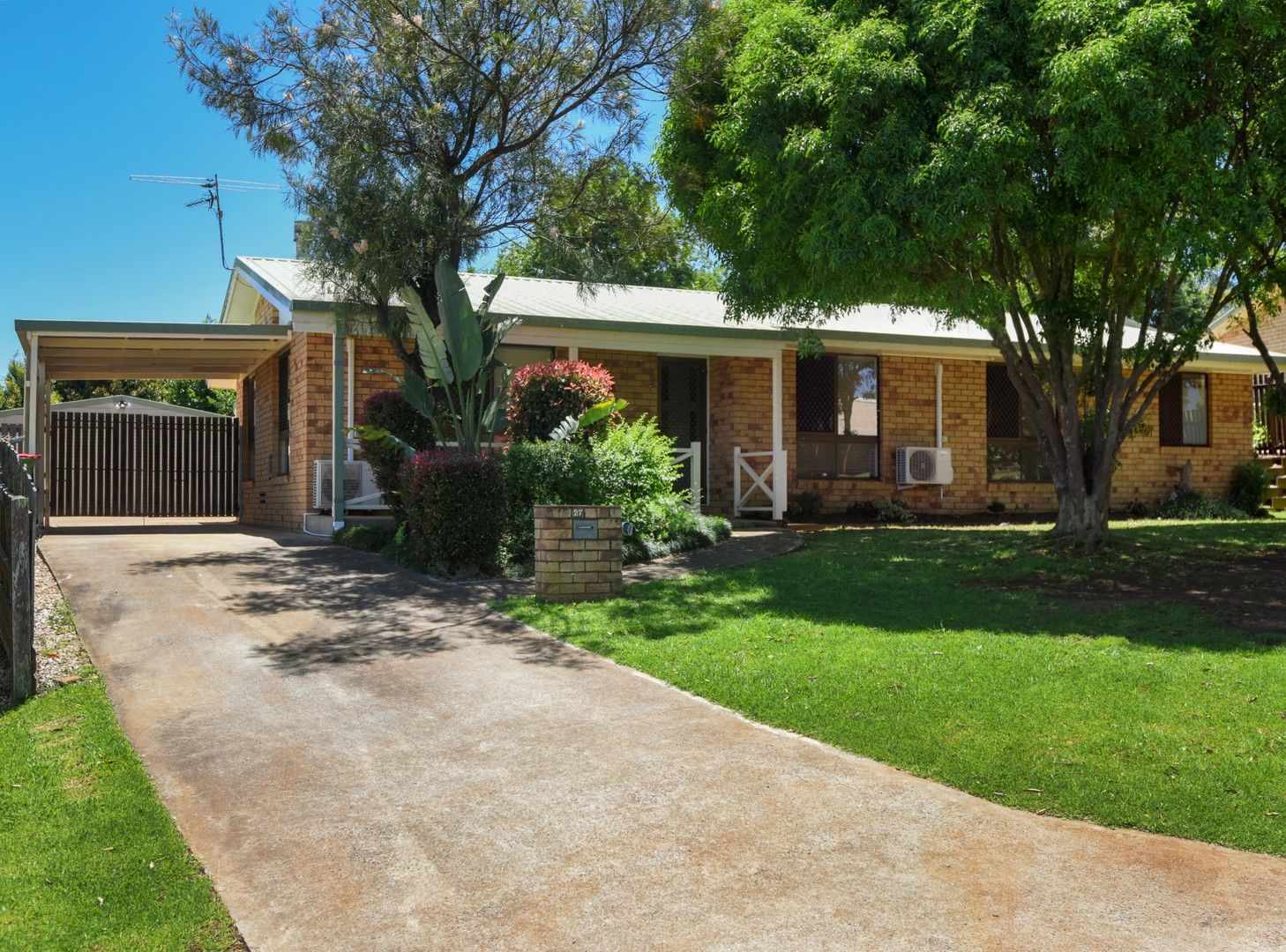 4 bedrooms House in 27 Banksia Street NEWTOWN QLD, 4350
