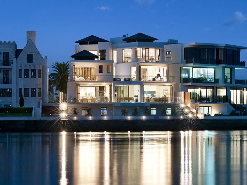 6 bedrooms House in 50 Knightsbridge Parade West SOVEREIGN ISLANDS QLD, 4216