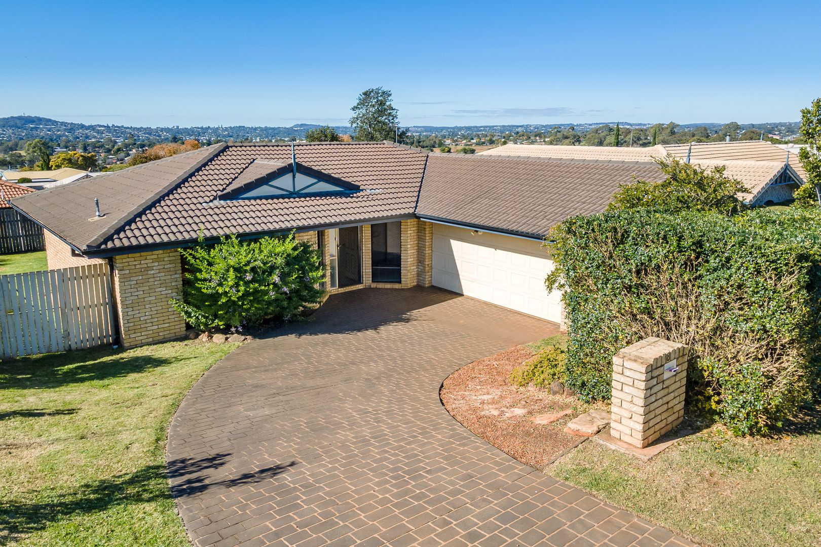 4 bedrooms House in 8 Lyness Court WILSONTON HEIGHTS QLD, 4350