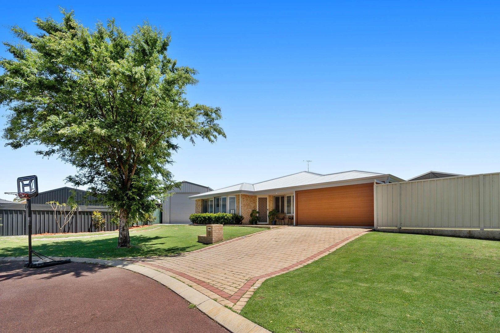 4 bedrooms House in 6 Ledden Court SUCCESS WA, 6164