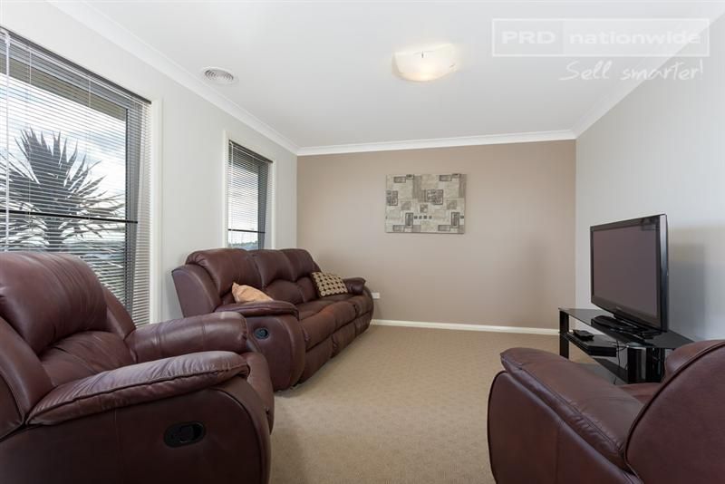 89 Kaloona Drive, BOURKELANDS NSW 2650, Image 2