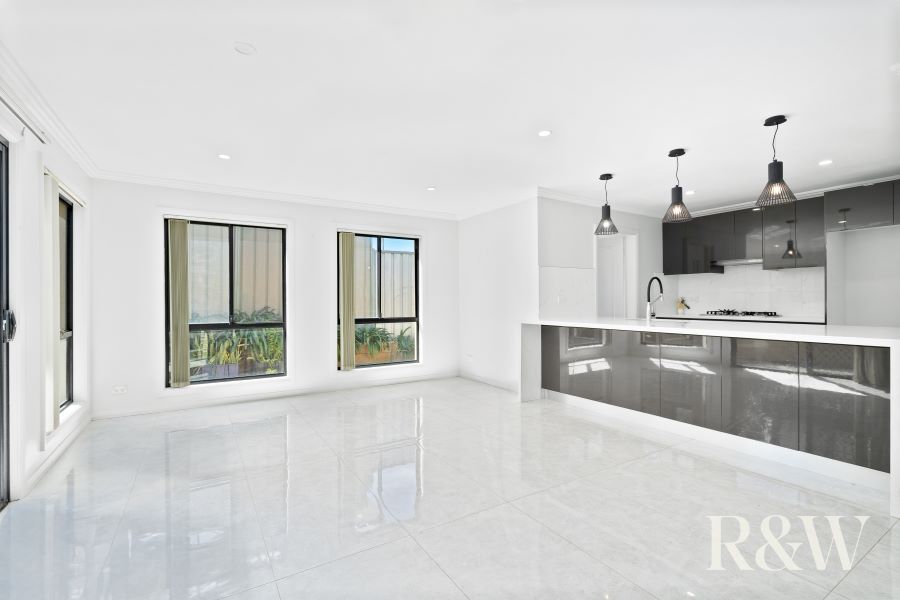 4 bedrooms Duplex in 1/111 Melbourne Street OXLEY PARK NSW, 2760