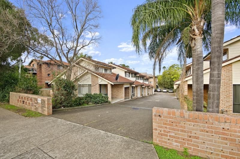 2 bedrooms Townhouse in 8/158-160 Station Street WENTWORTHVILLE NSW, 2145