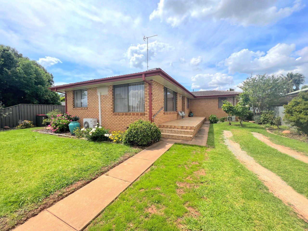 4 bedrooms House in 22 Downes Crescent PARKES NSW, 2870