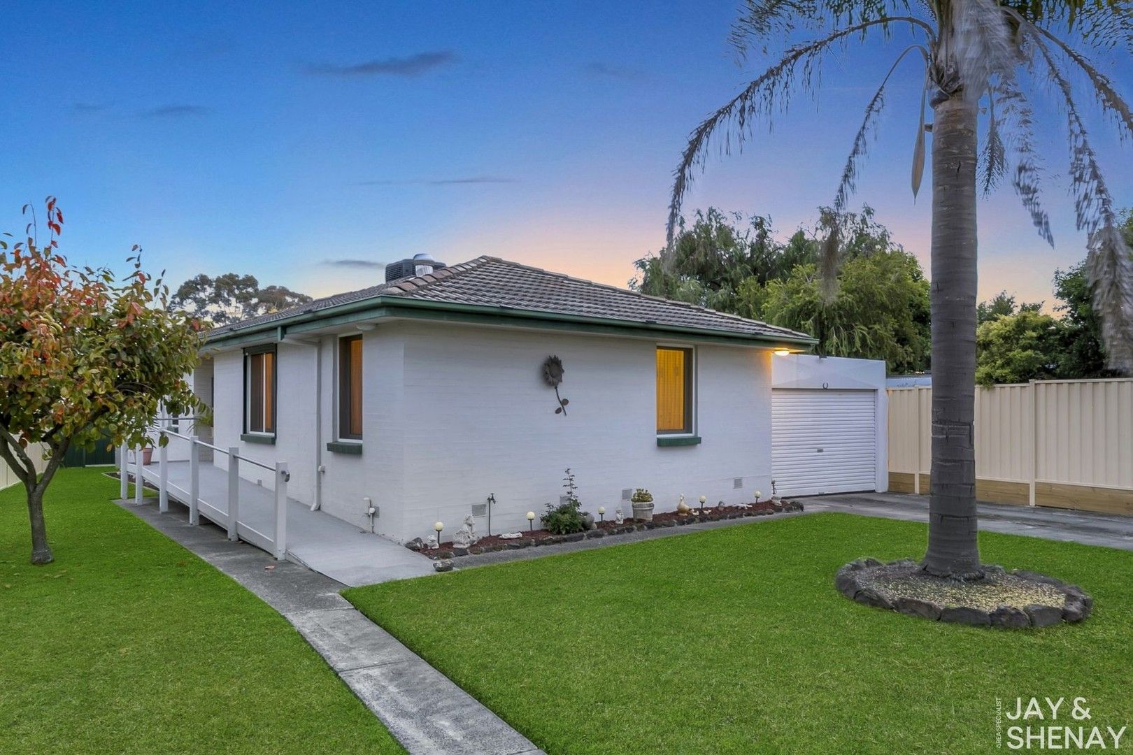 4 bedrooms House in 15 Piedmont Close ENDEAVOUR HILLS VIC, 3802