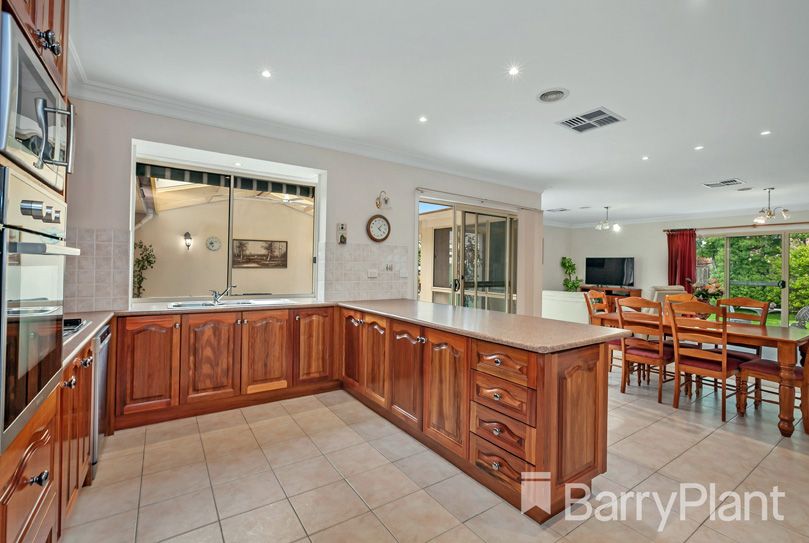 7 Cobblestone Drive, South Morang VIC 3752, Image 2