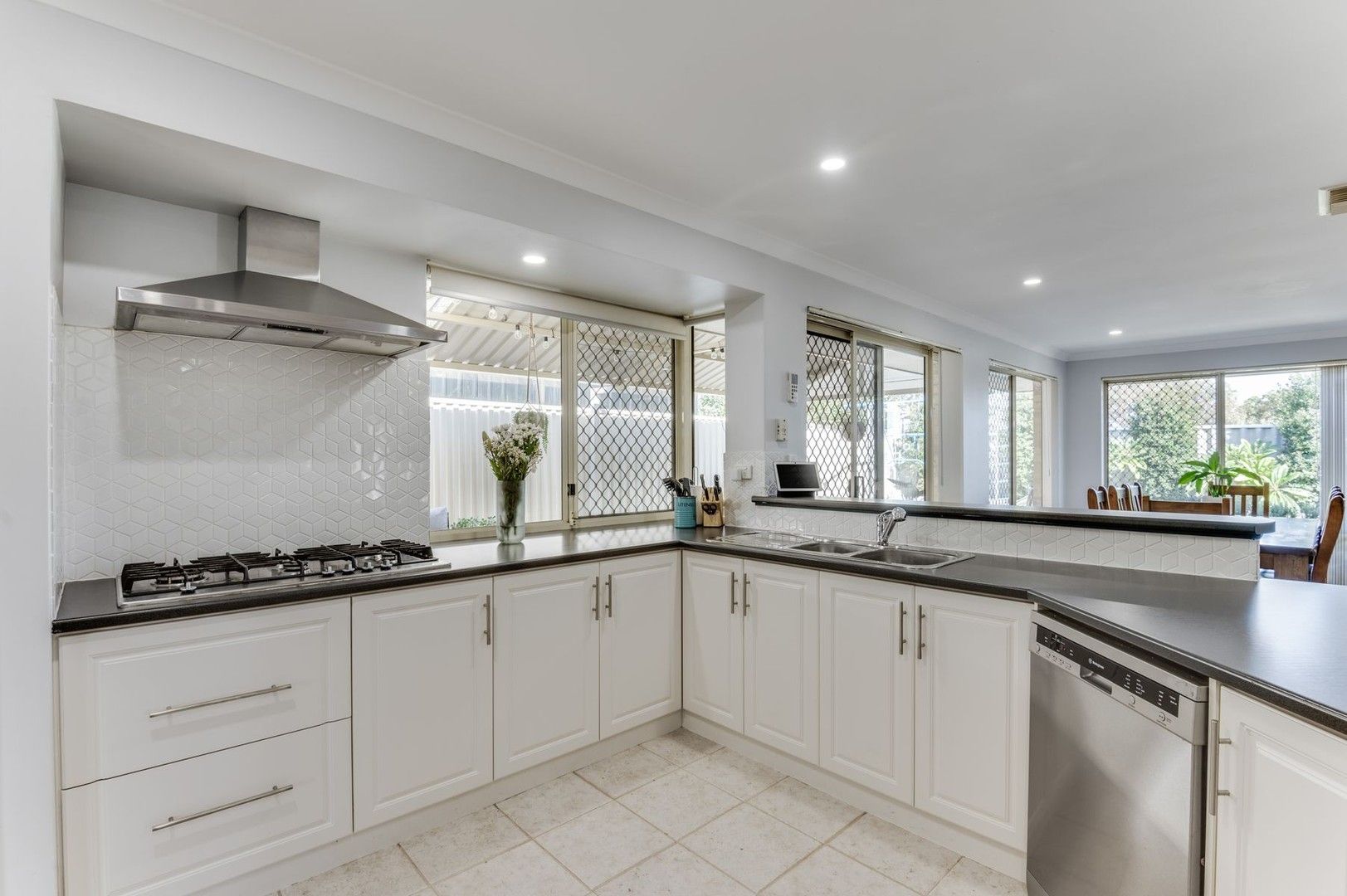 4 bedrooms House in 32 Tritonia Rise THORNLIE WA, 6108