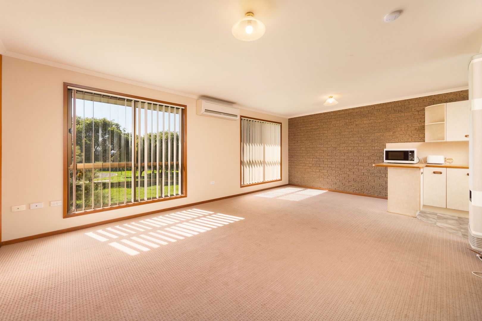 1/8 Page Court, Wodonga VIC 3690, Image 2