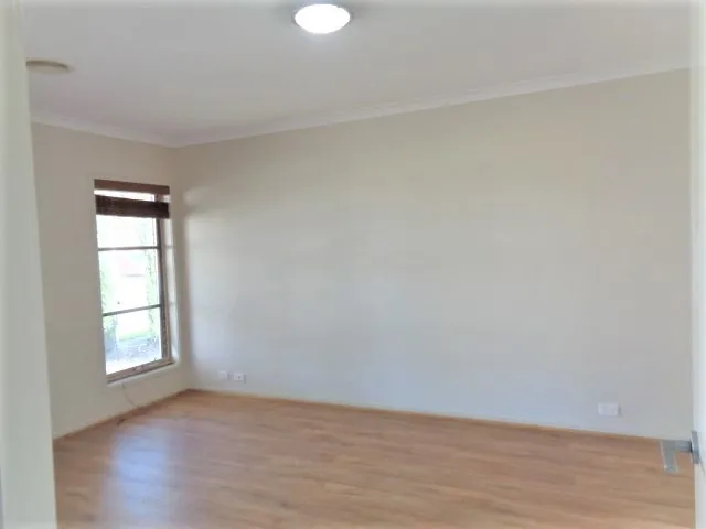 Central Location Spacious Single Storey 4 bedrooms Family Home - Widok 5