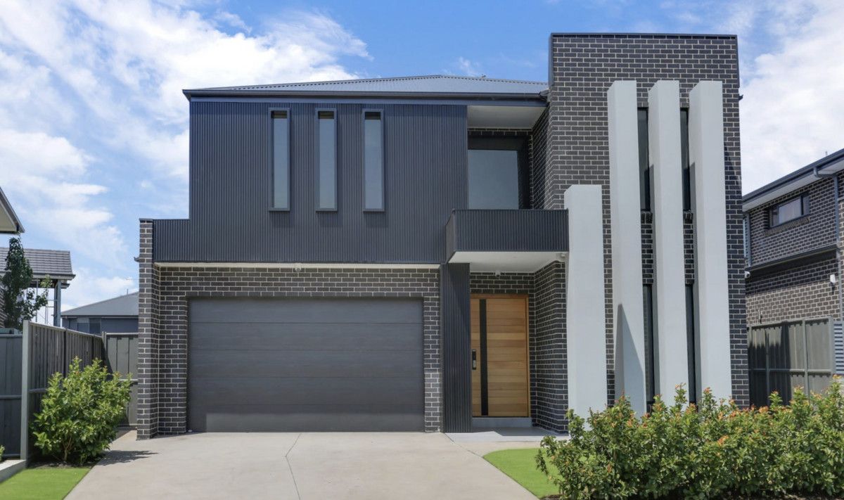 5 bedrooms House in 12 Silkpod Street MARSDEN PARK NSW, 2765