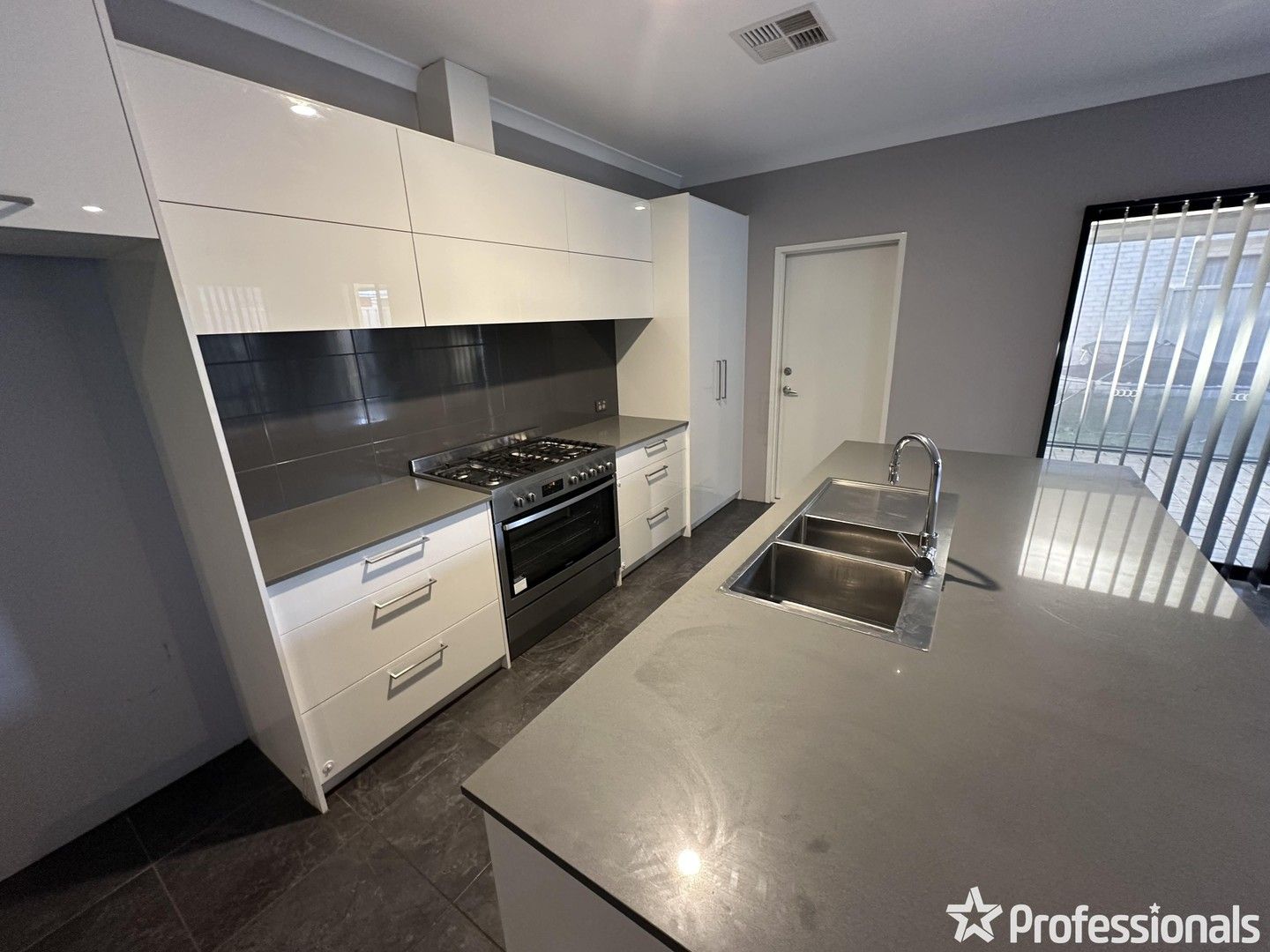4 bedrooms House in 30 Silverthrone Road HAYNES WA, 6112