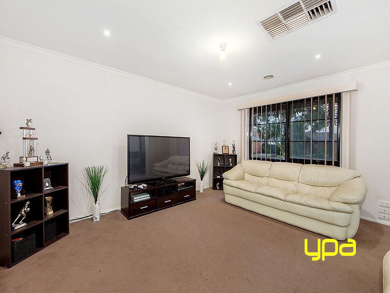 3 Gumleaf Court, Cairnlea VIC 3023, Image 2