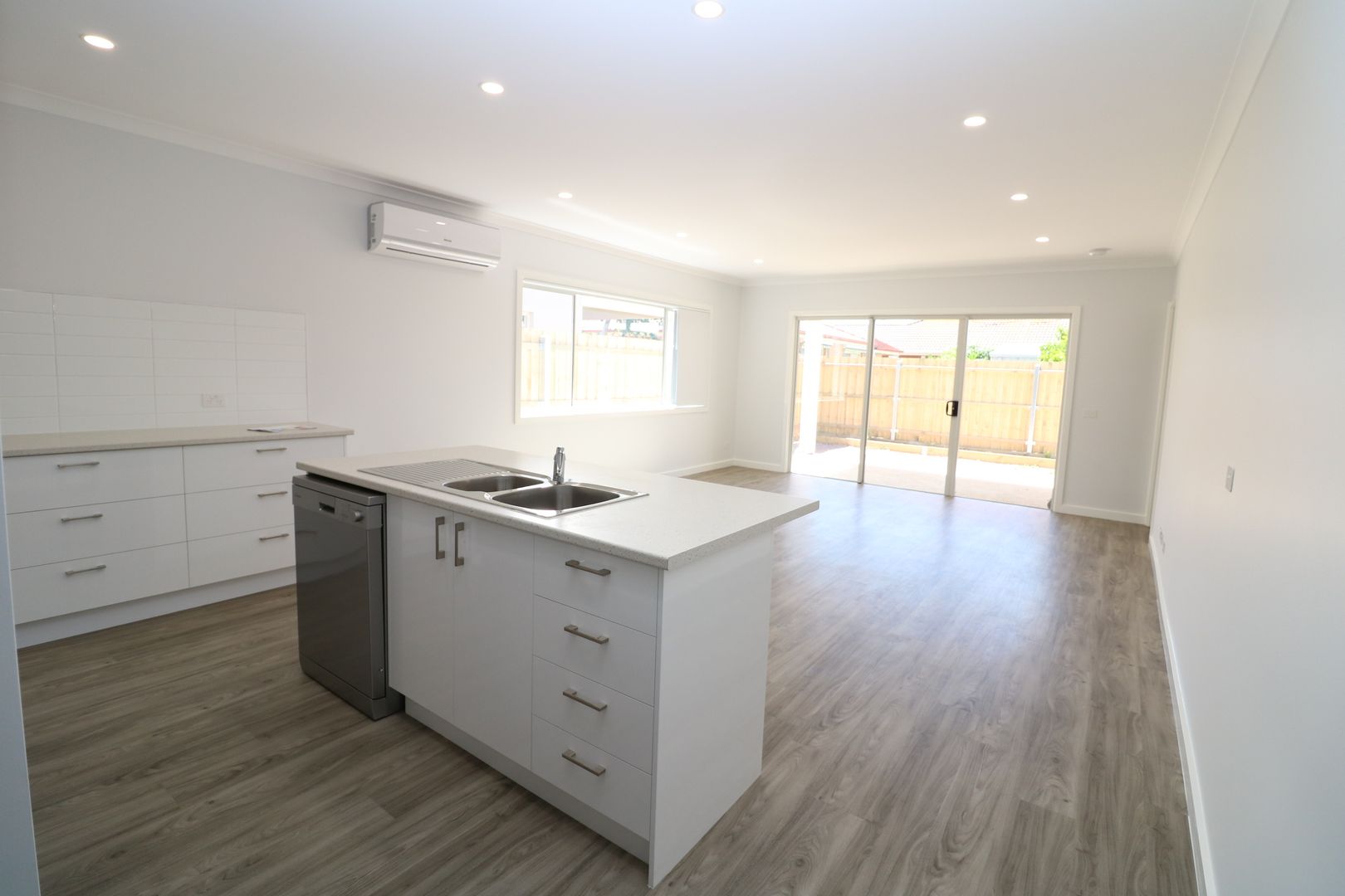 Room 4 / 39B McClelland Avenue, Lara VIC 3212, Image 1