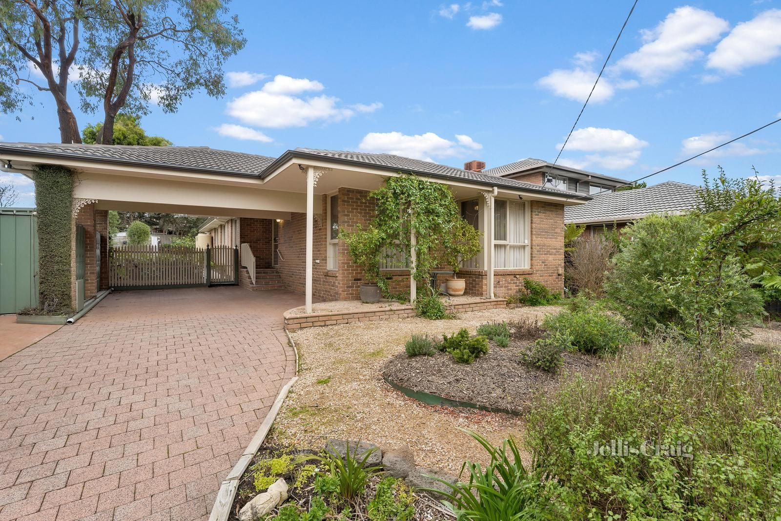 4 bedrooms House in 51 Langdale Drive CROYDON HILLS VIC, 3136