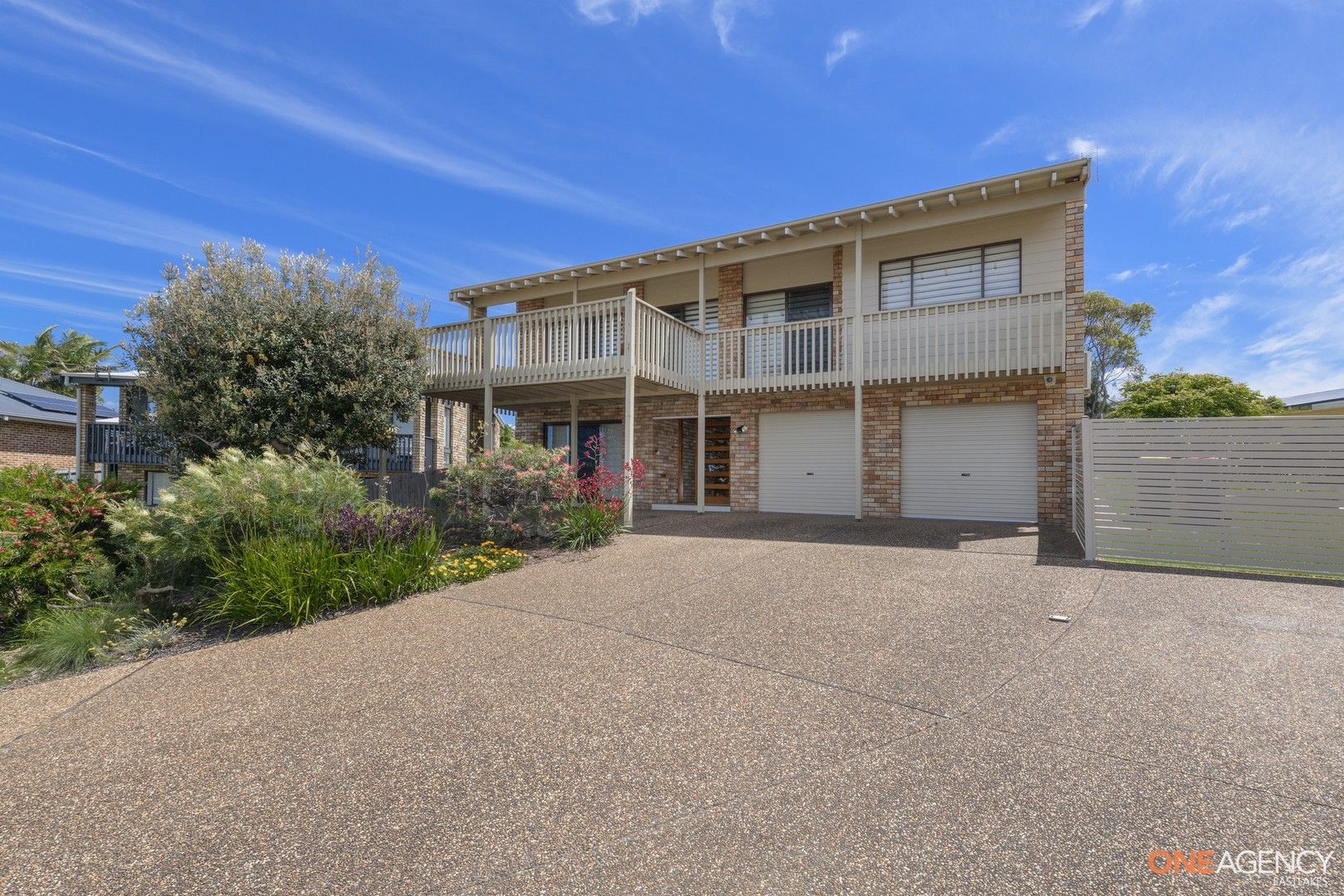 4 bedrooms House in 6 North Close CAVES BEACH NSW, 2281