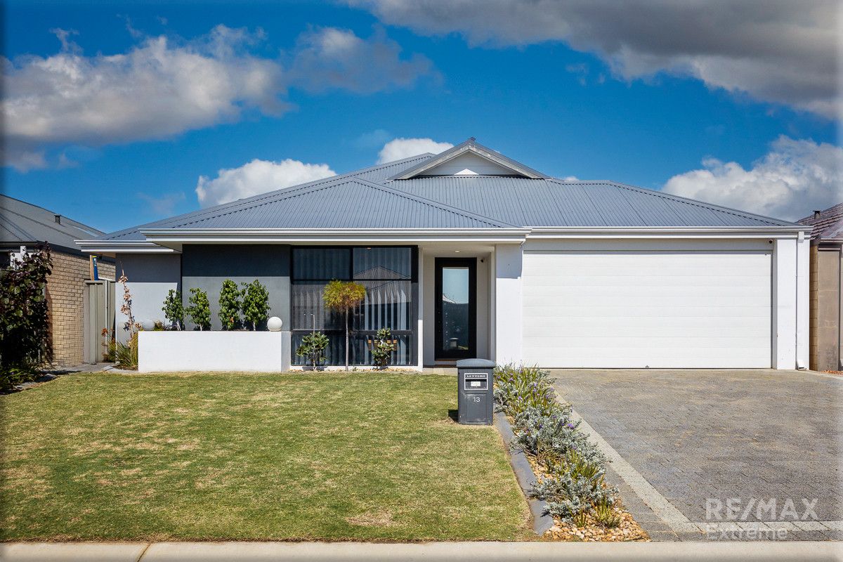 4 bedrooms House in 13 Potton Rise ALKIMOS WA, 6038