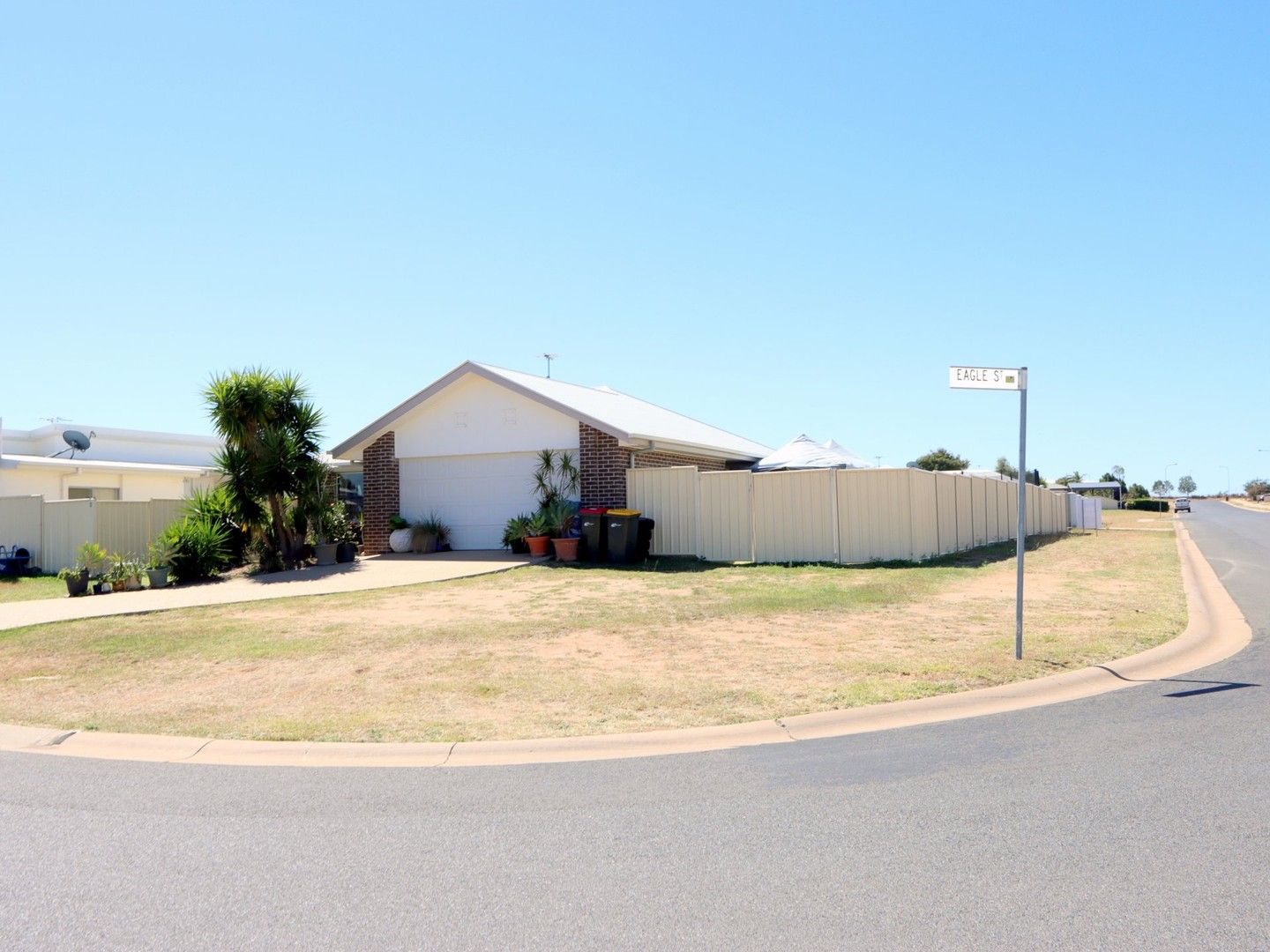 4 bedrooms House in 14 Lakeside Drive EMERALD QLD, 4720