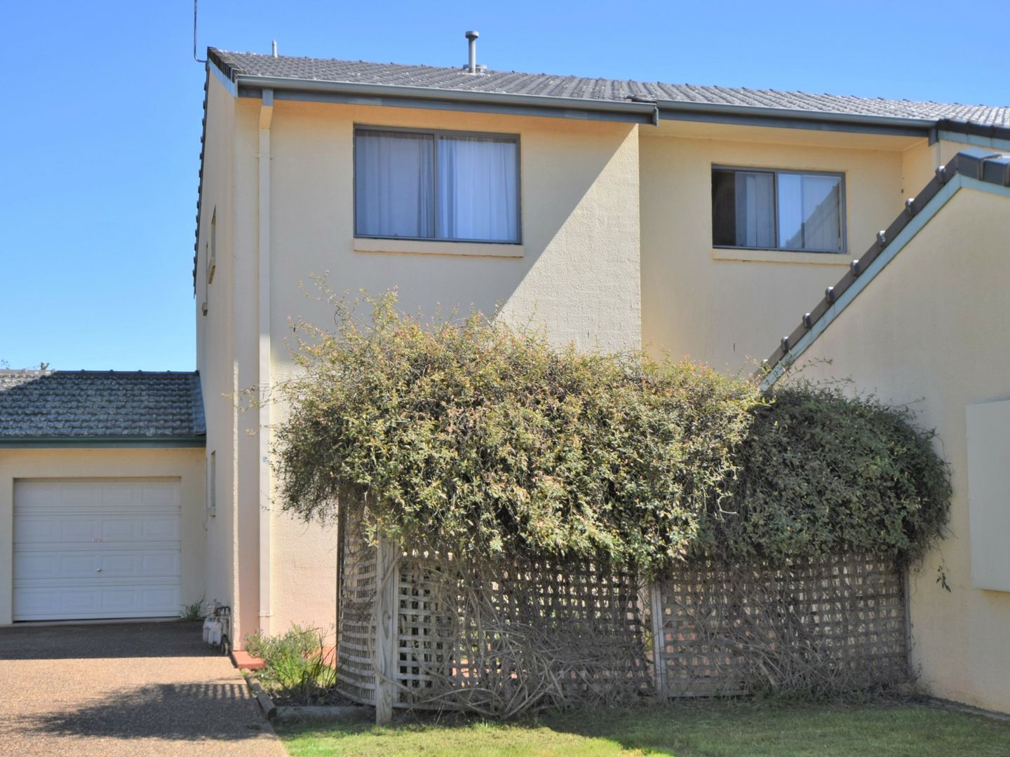 4/4 Old Barracks Lane, Young NSW 2594, Image 2