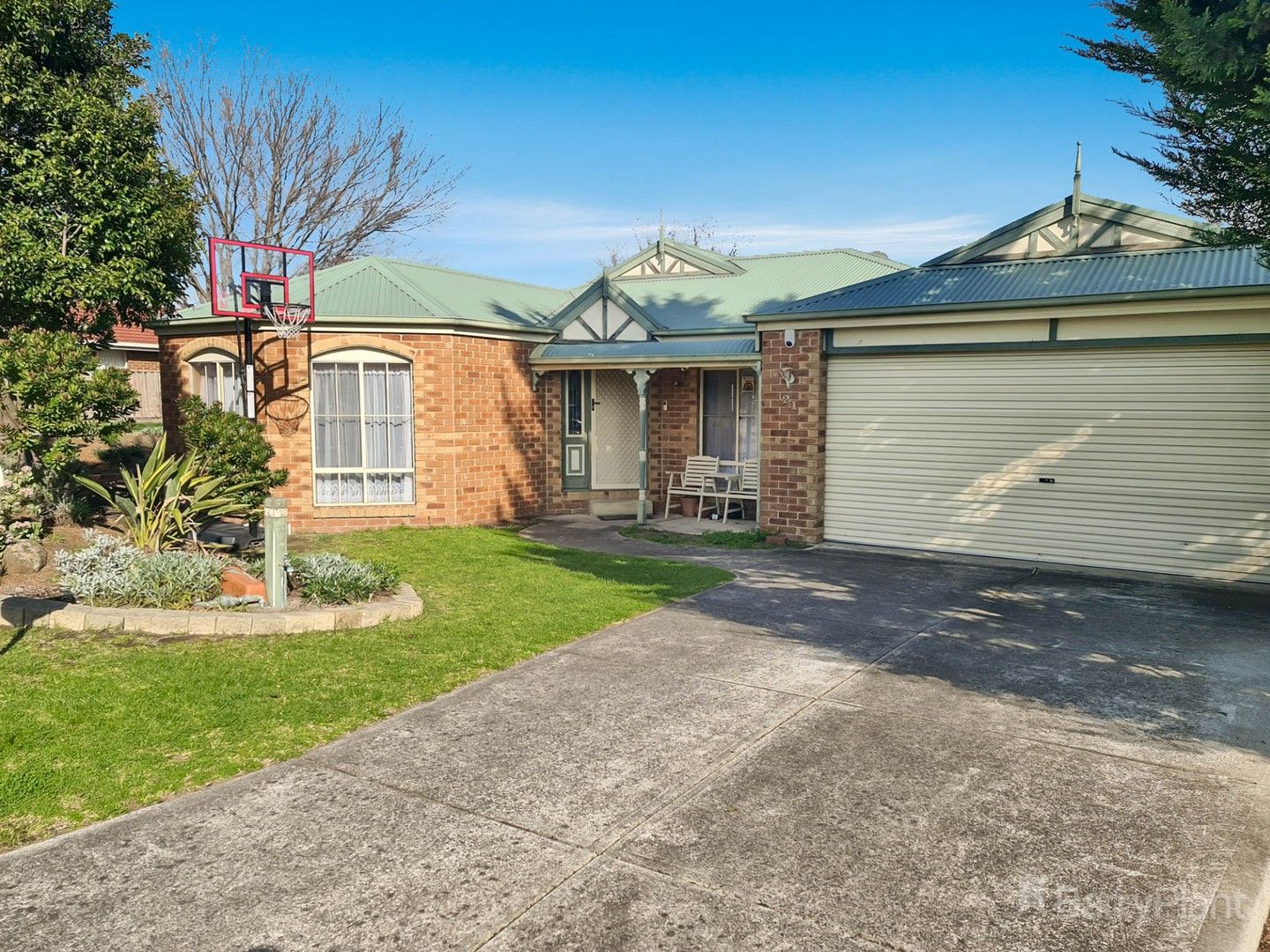 4 bedrooms House in 21 Browtop Road NARRE WARREN VIC, 3805