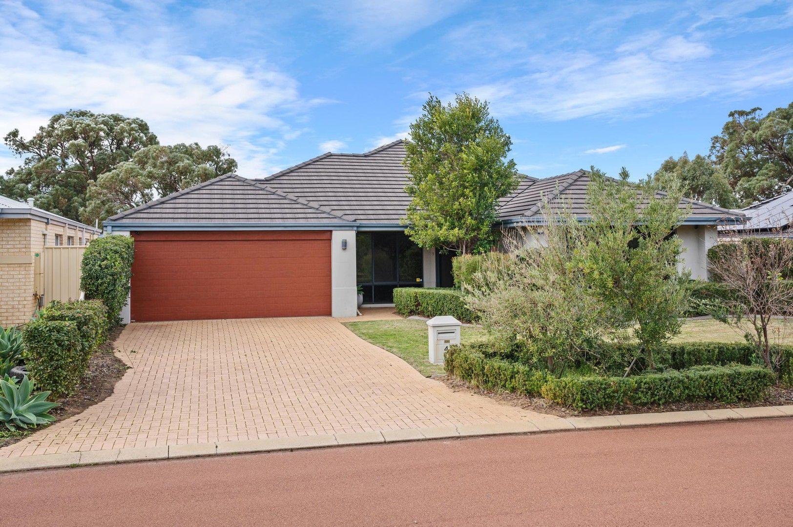 4 bedrooms House in 4 Chalice Rise LAKELANDS WA, 6180