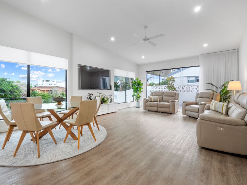 4 bedrooms House in 2 Pensacola Court BROADBEACH WATERS QLD, 4218