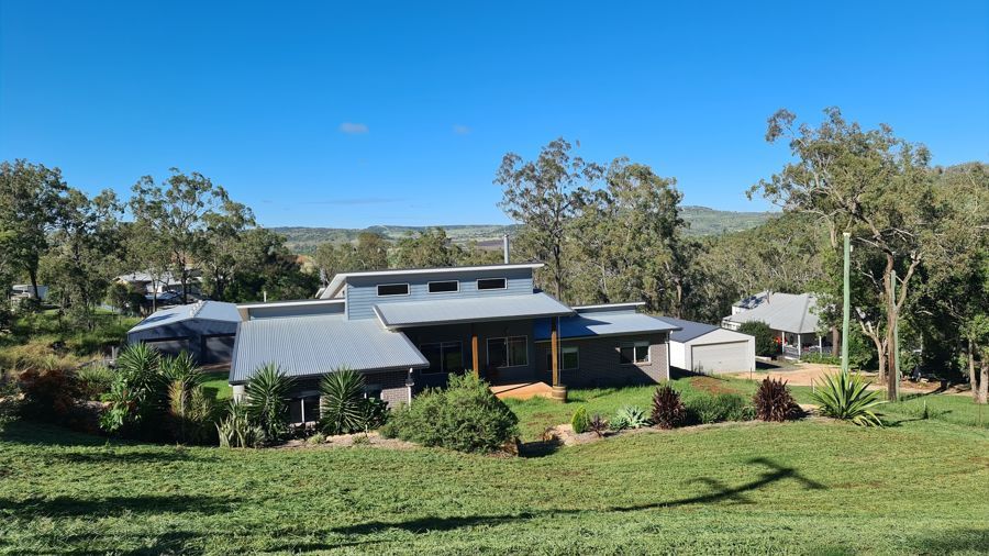 4 bedrooms House in 12 Phalaris Court MERINGANDAN WEST QLD, 4352