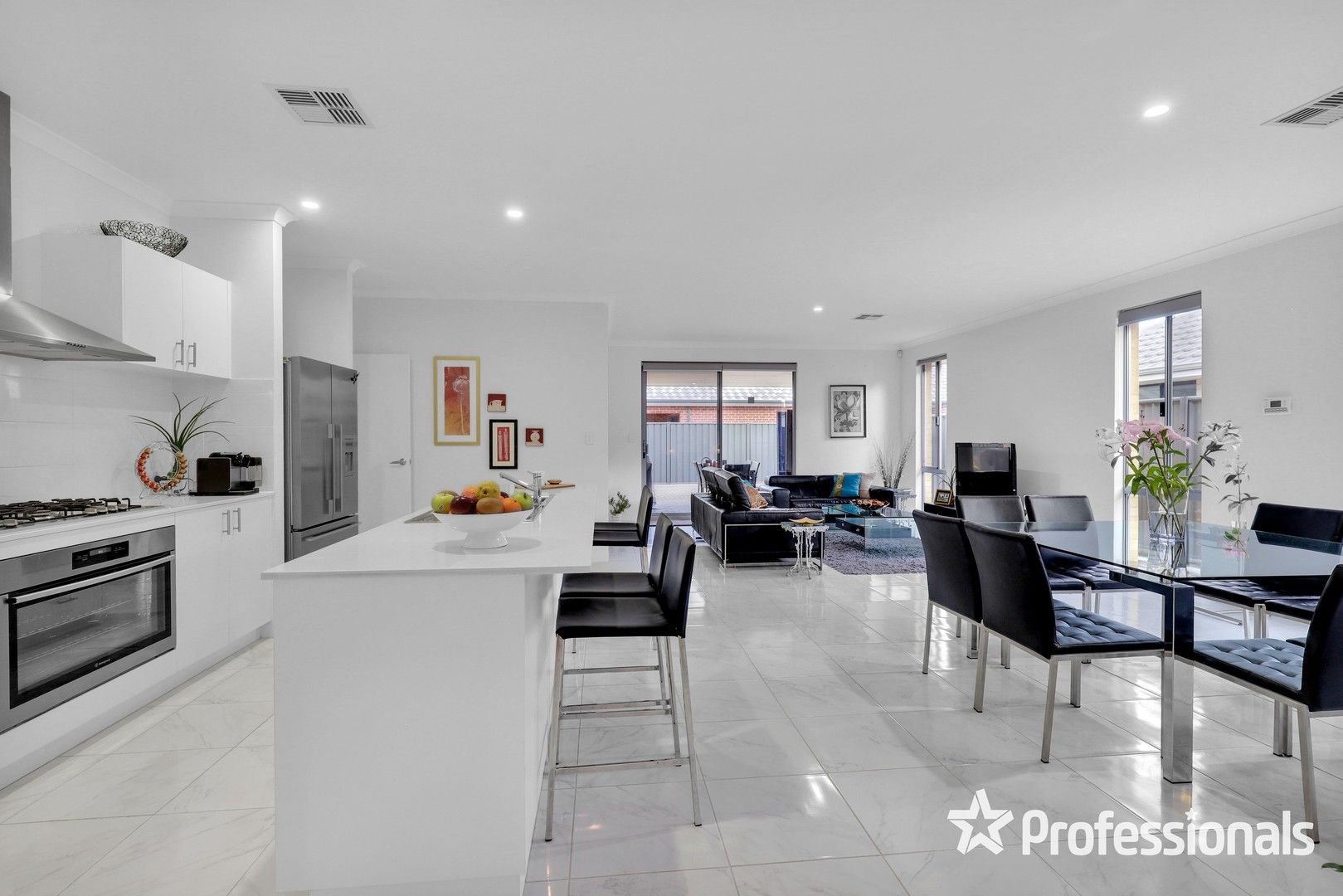 4 bedrooms House in 25 Berkshire Approach PIARA WATERS WA, 6112