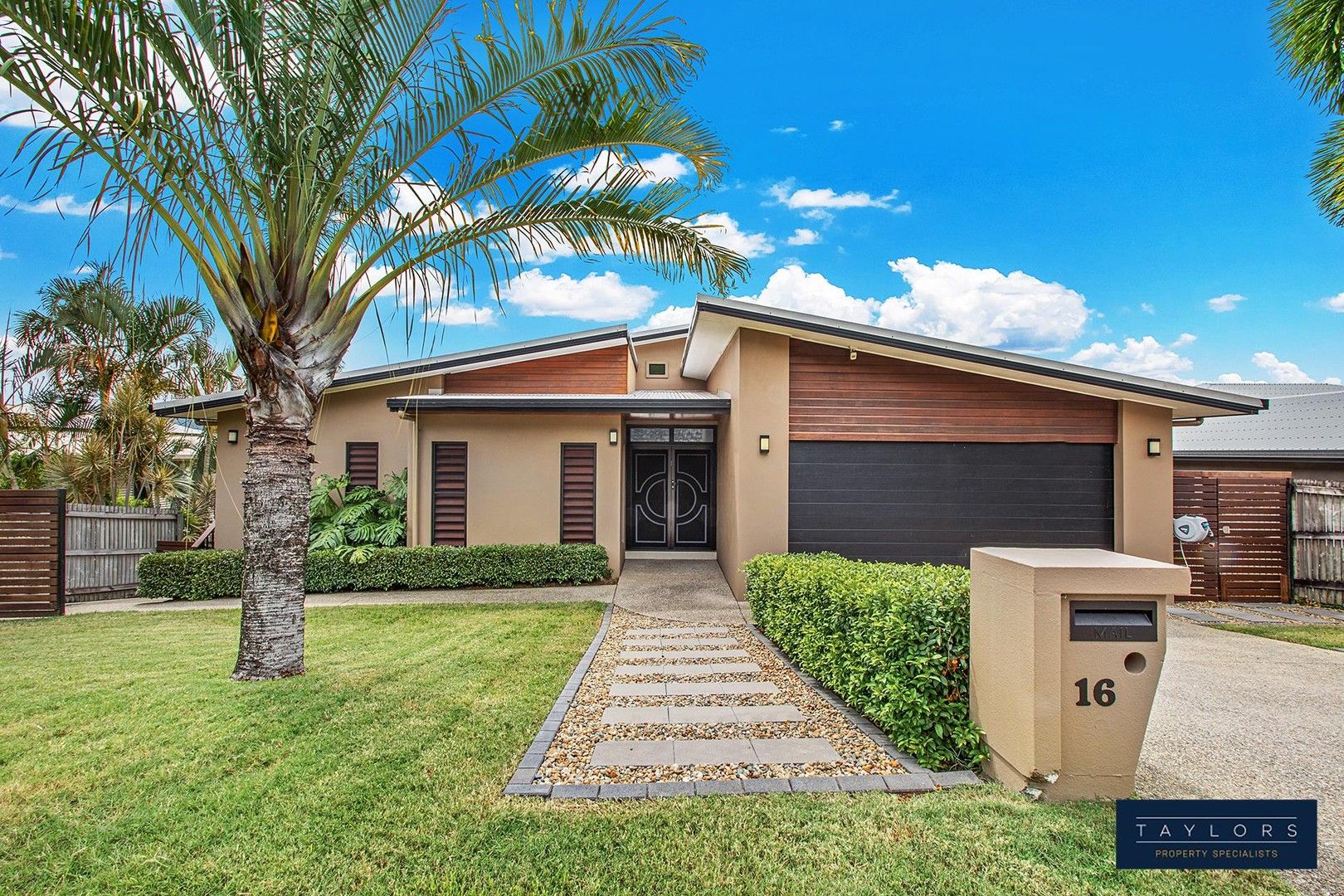 5 bedrooms House in 16 Whitehaven Crescent CANNONVALE QLD, 4802