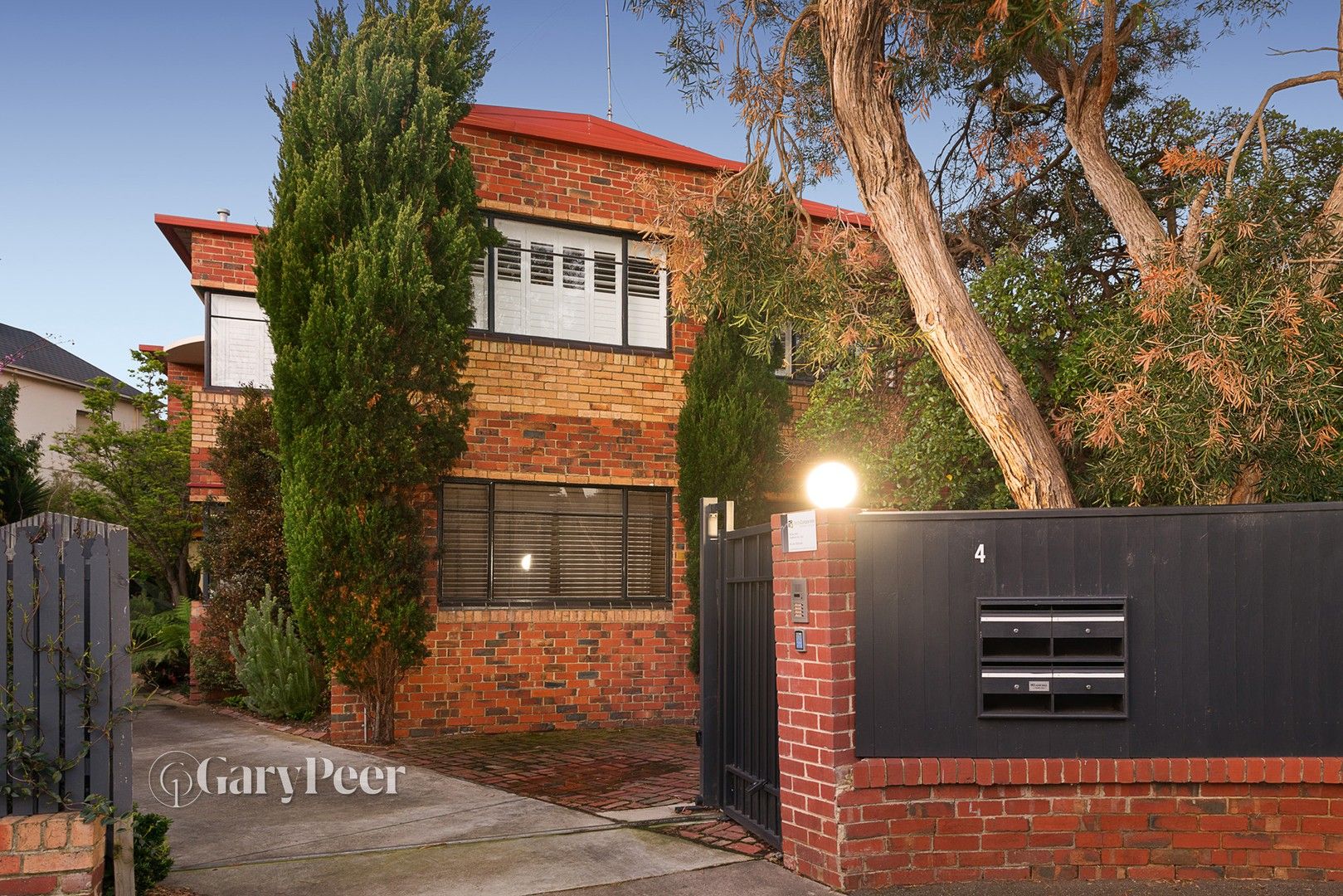 2 bedrooms Apartment / Unit / Flat in 2/4 Eildon Court ST KILDA VIC, 3182