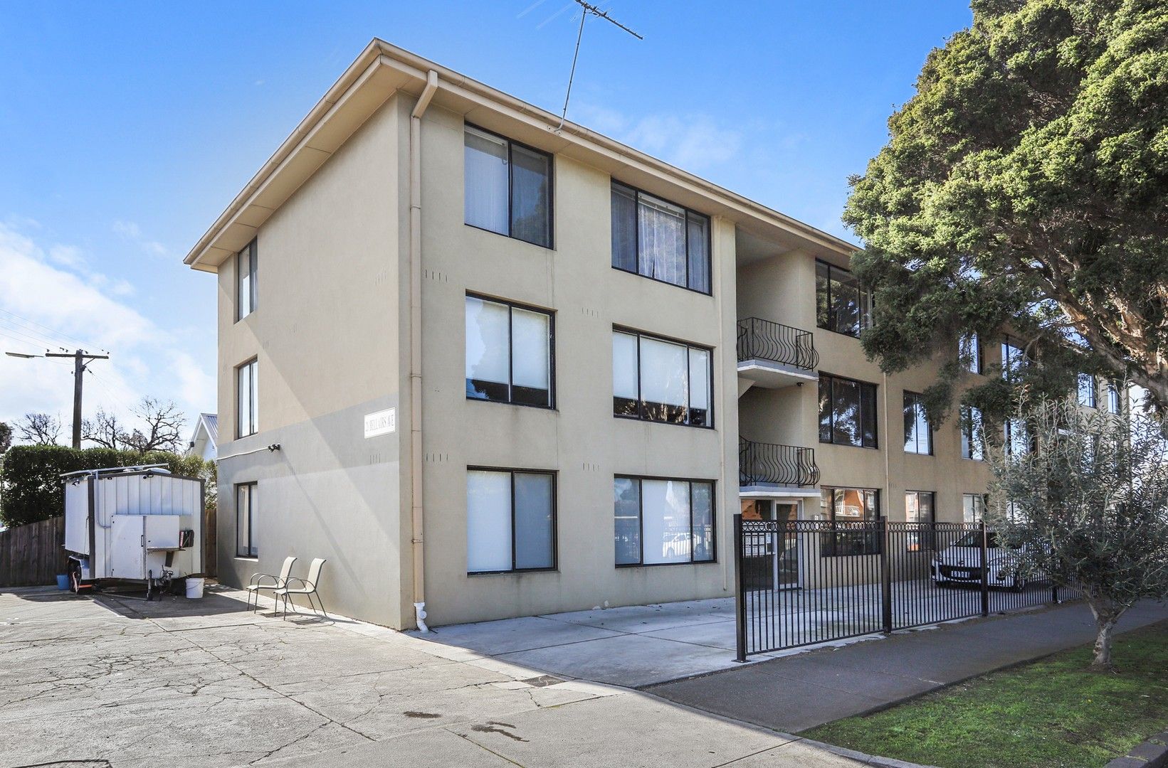 2 bedrooms Apartment / Unit / Flat in 1/21 Bellairs Avenue SEDDON VIC, 3011