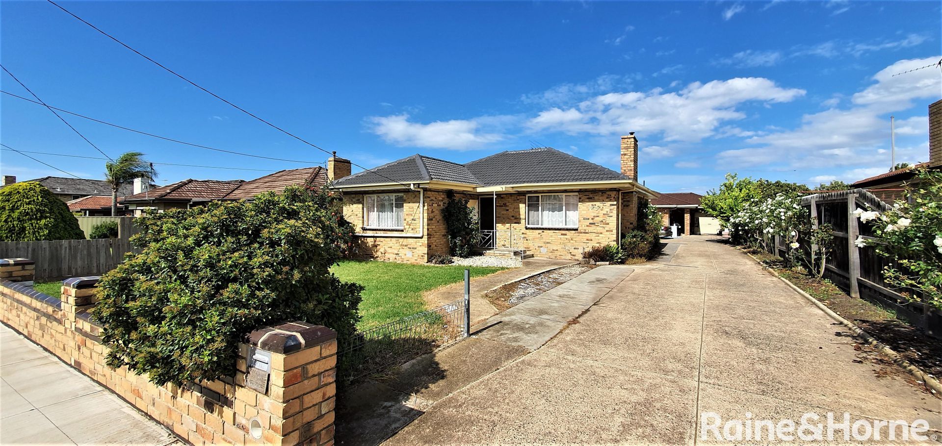 3 bedrooms Apartment / Unit / Flat in 1/29 Henry Street ST ALBANS VIC, 3021