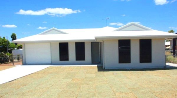 4 bedrooms House in 13 Burns Street CAPELLA QLD, 4723