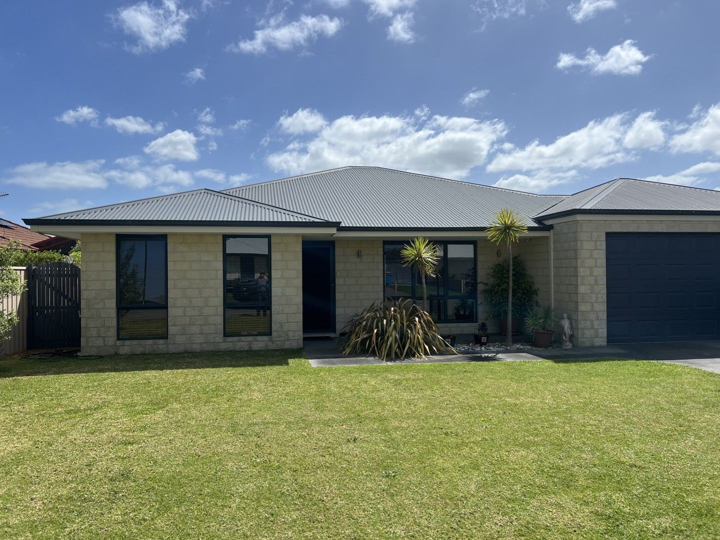 4 bedrooms House in 13 Dorado Bend MCKAIL WA, 6330