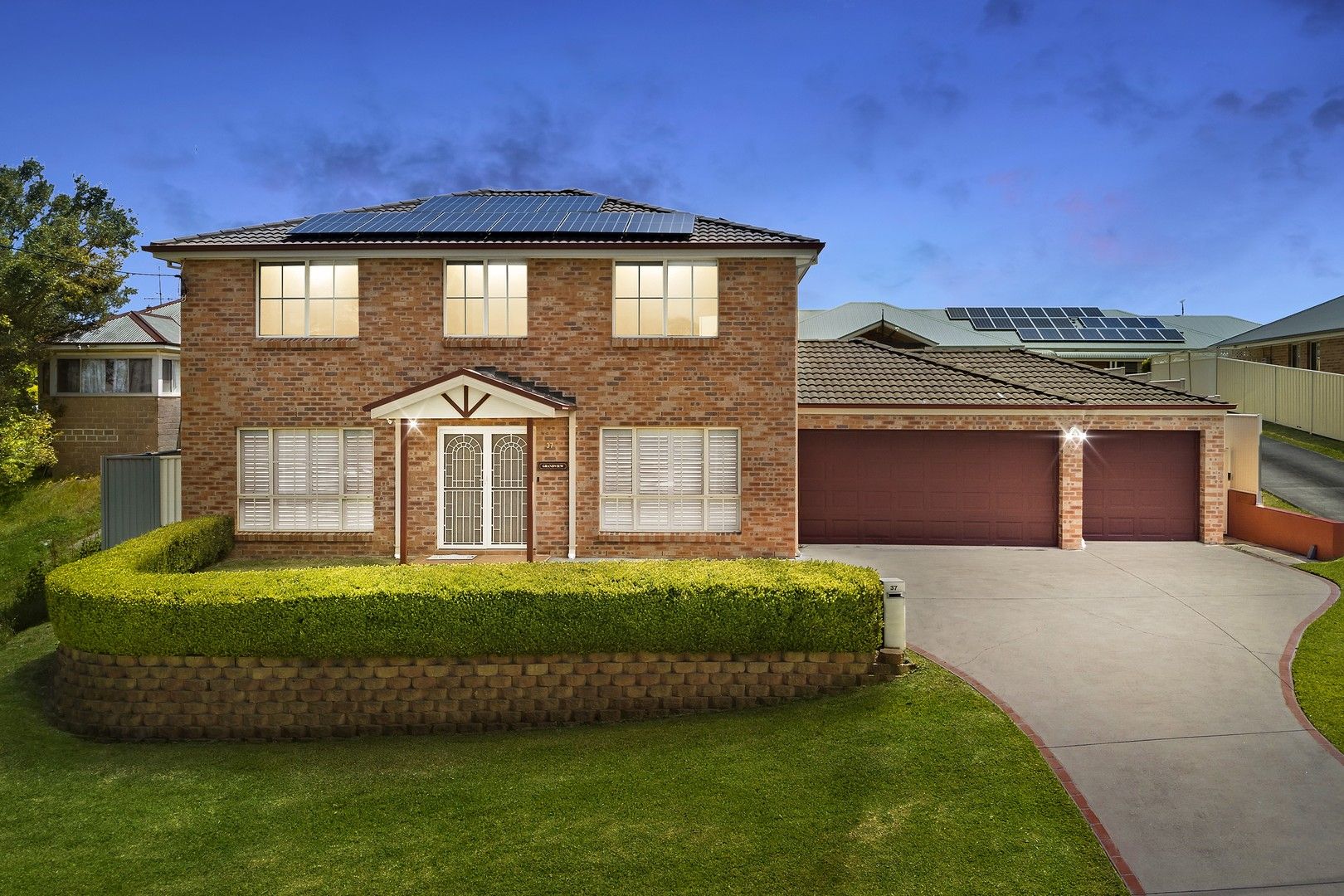 4 bedrooms House in 37 Auklet Road MOUNT HUTTON NSW, 2290