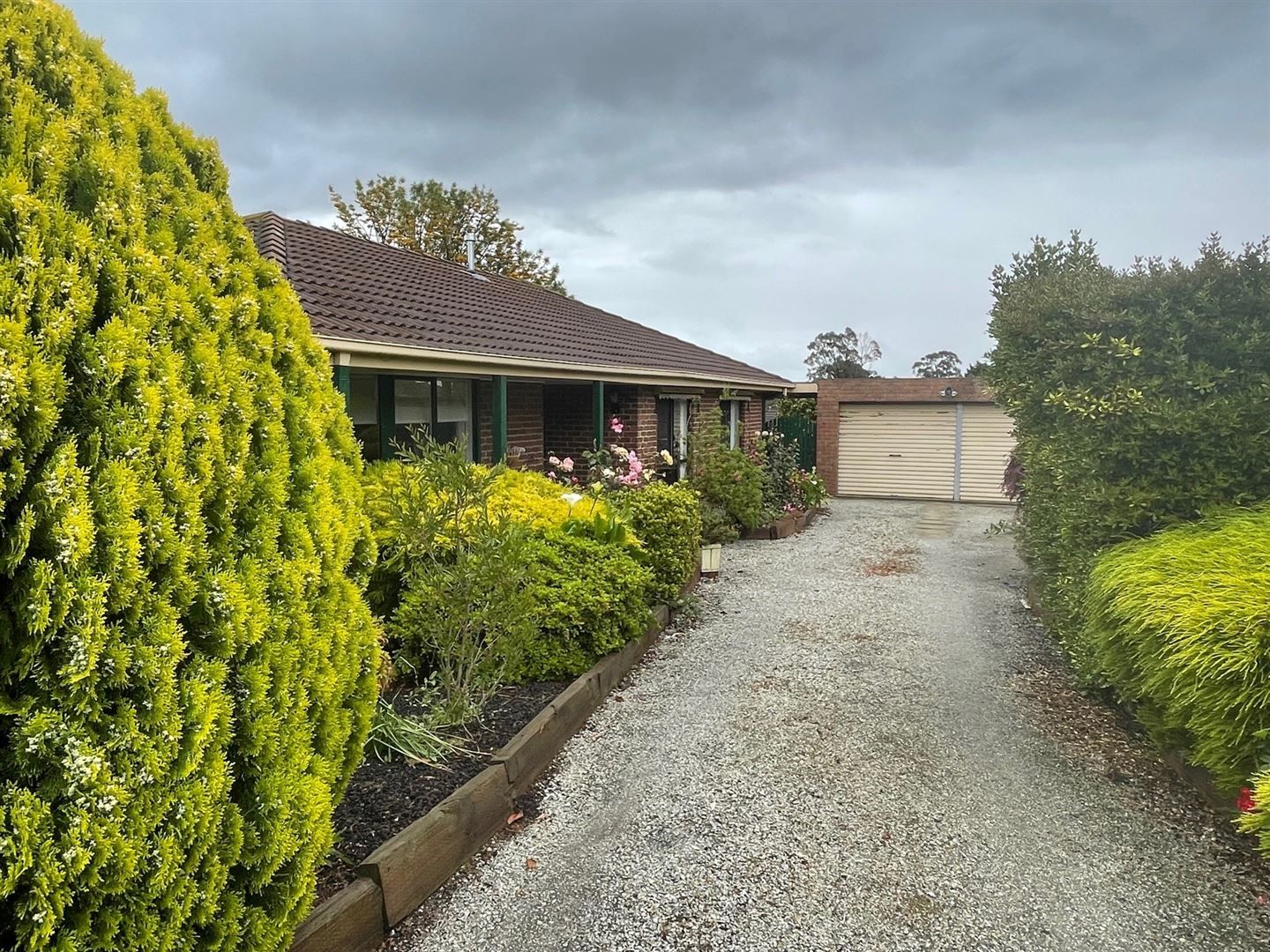 3 bedrooms House in 1 Collins Crescent BERWICK VIC, 3806