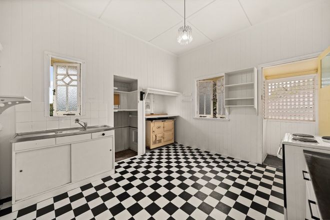 16 Upper Clifton Terrace Red Hill 4059 - Image 4