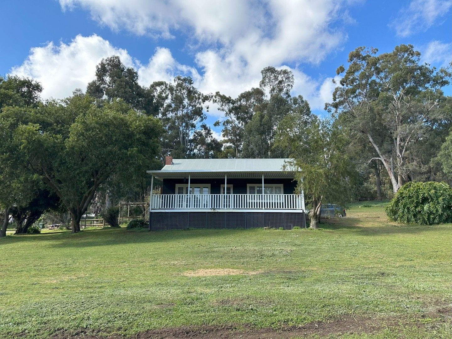 3 bedrooms Acreage / Semi-Rural in 1 Forest Avenue JARRAHDALE WA, 6124