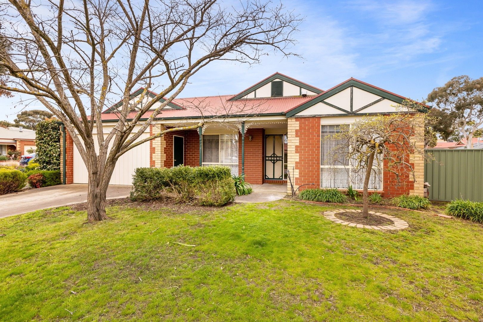 4 bedrooms House in 2 Cathkin Close SUNBURY VIC, 3429