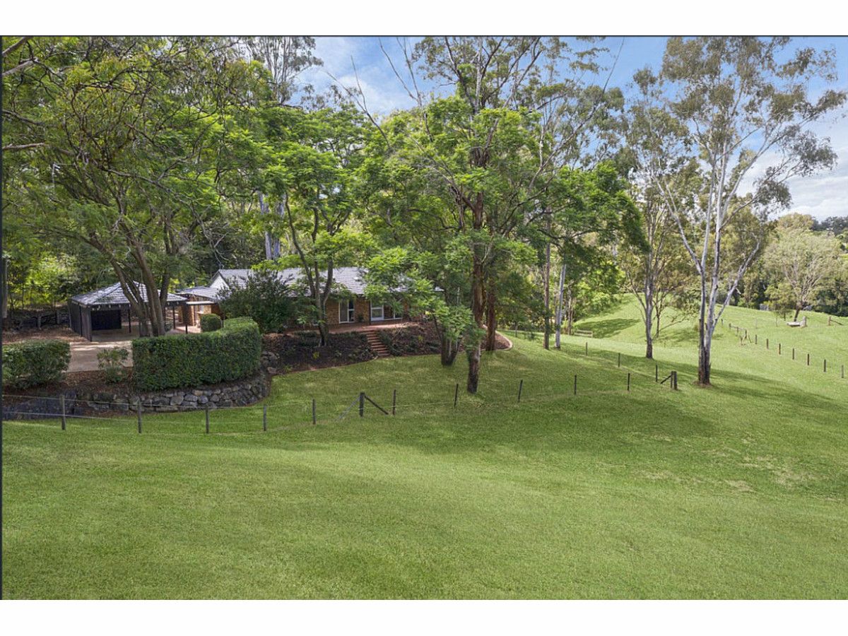 4 bedrooms House in 33 Billagall Drive KARANA DOWNS QLD, 4306