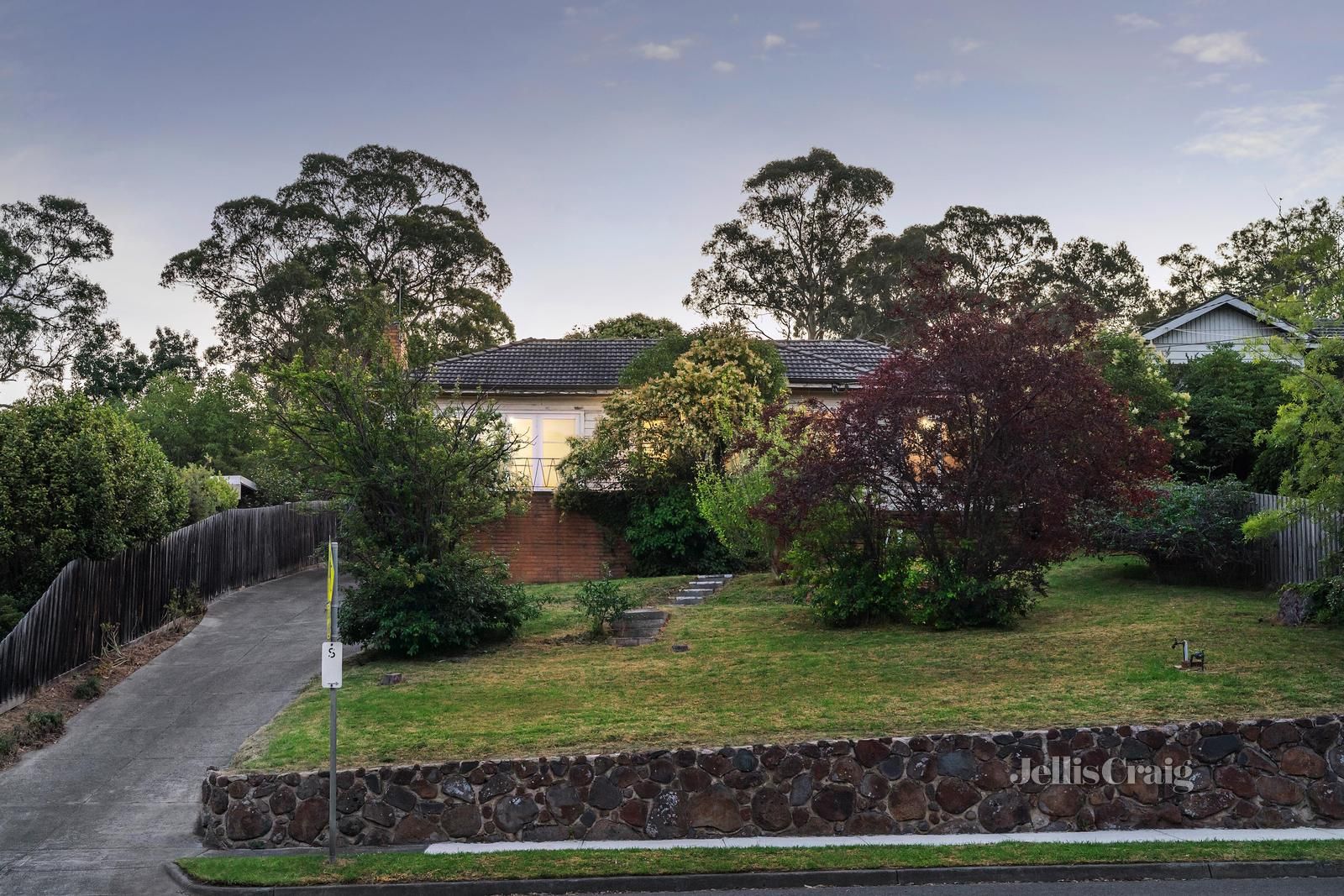3 bedrooms House in 114 Sherbourne Road MONTMORENCY VIC, 3094