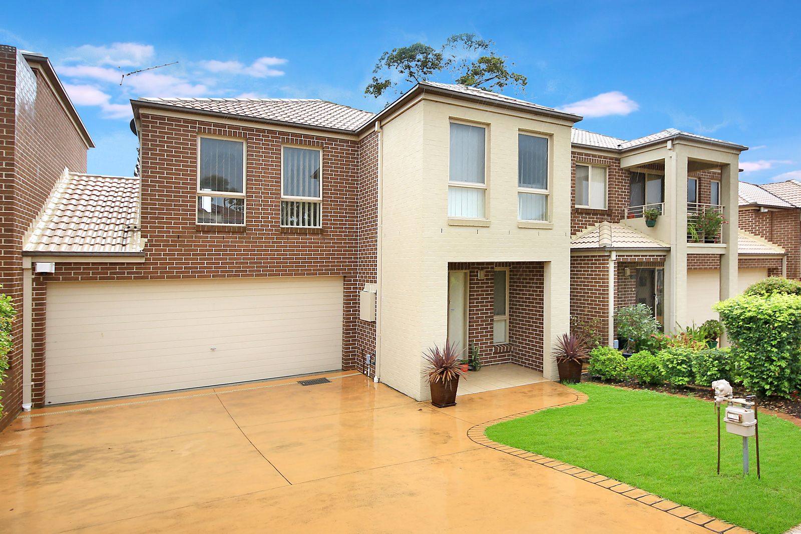 4 bedrooms Townhouse in 12 Alessandra Drive KELLYVILLE NSW, 2155