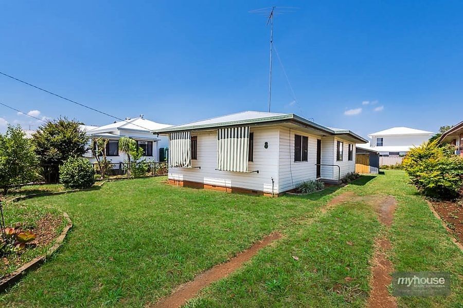 1 bedrooms House in Room 3/8 Ranfurly Street NEWTOWN QLD, 4350