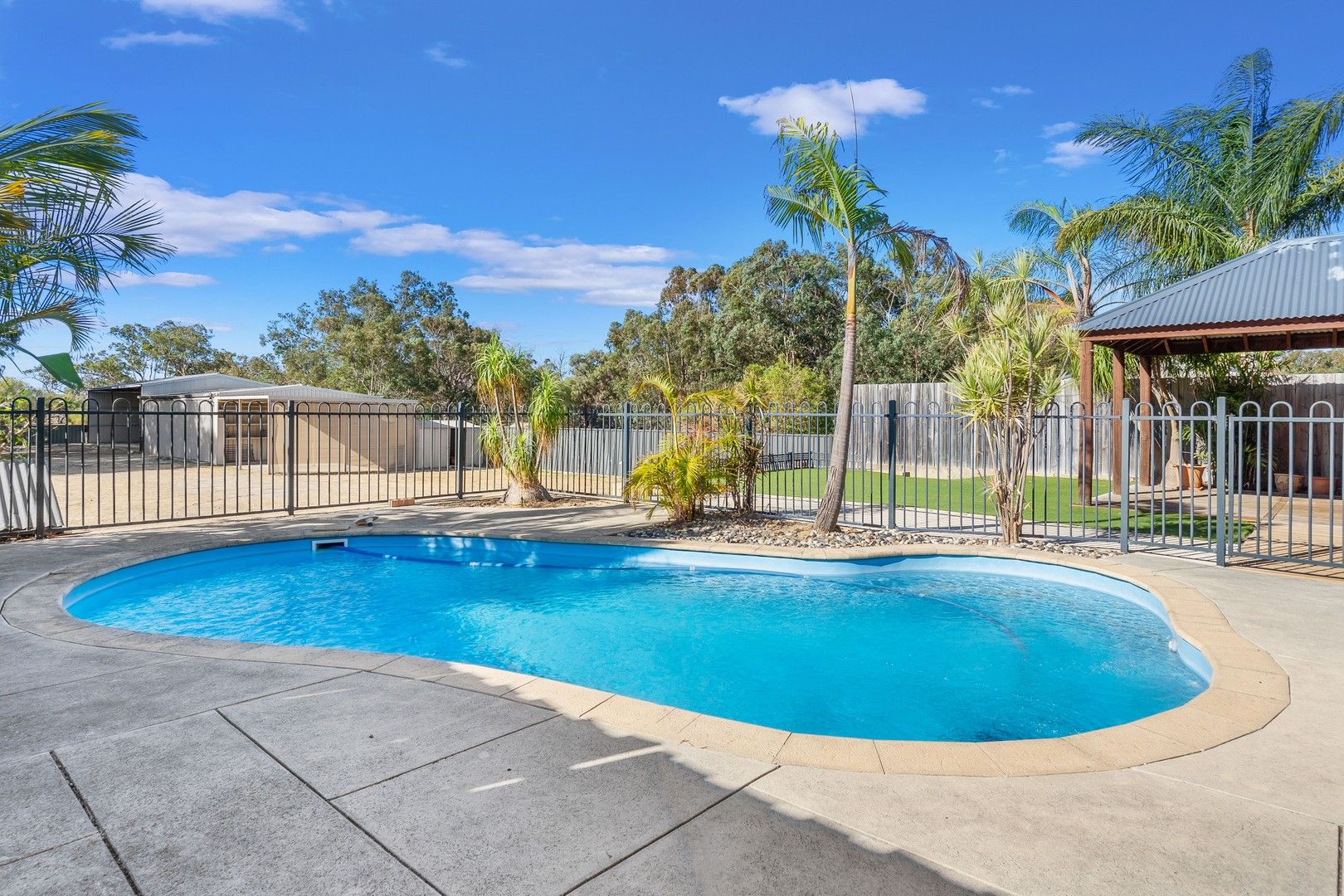 4 bedrooms House in 35 Culeenup Road NORTH YUNDERUP WA, 6208
