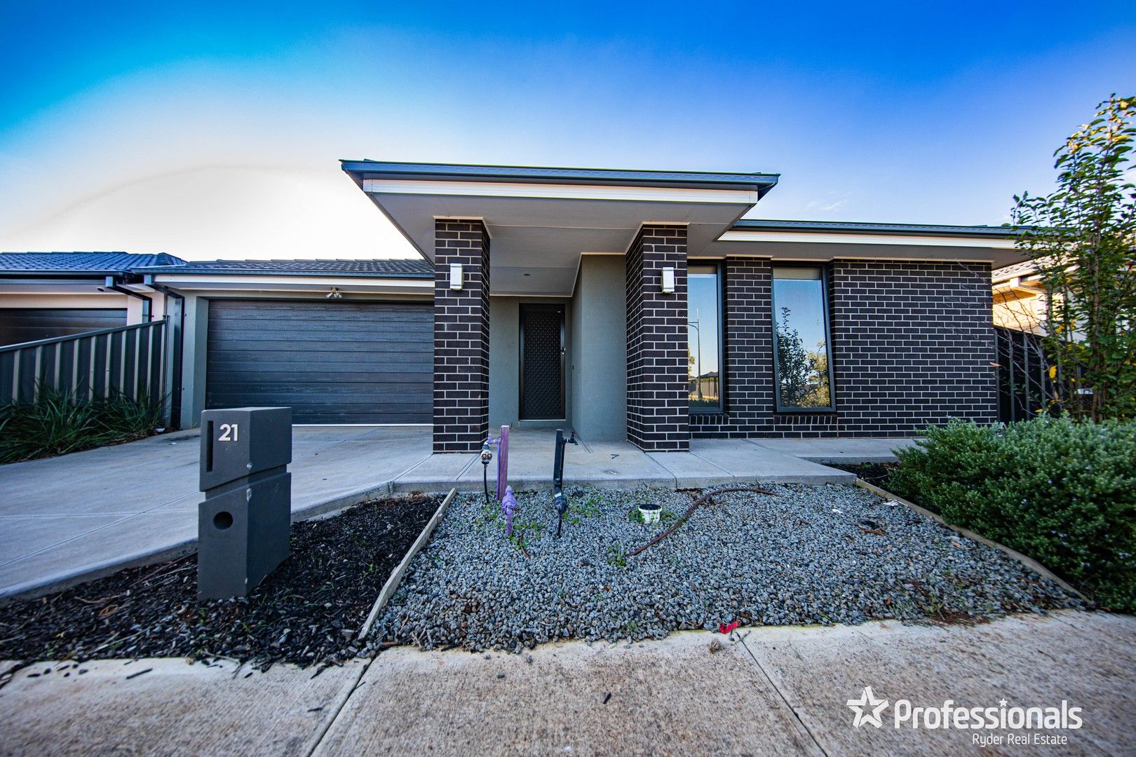 4 bedrooms House in 21 Creekwood Way COBBLEBANK VIC, 3338