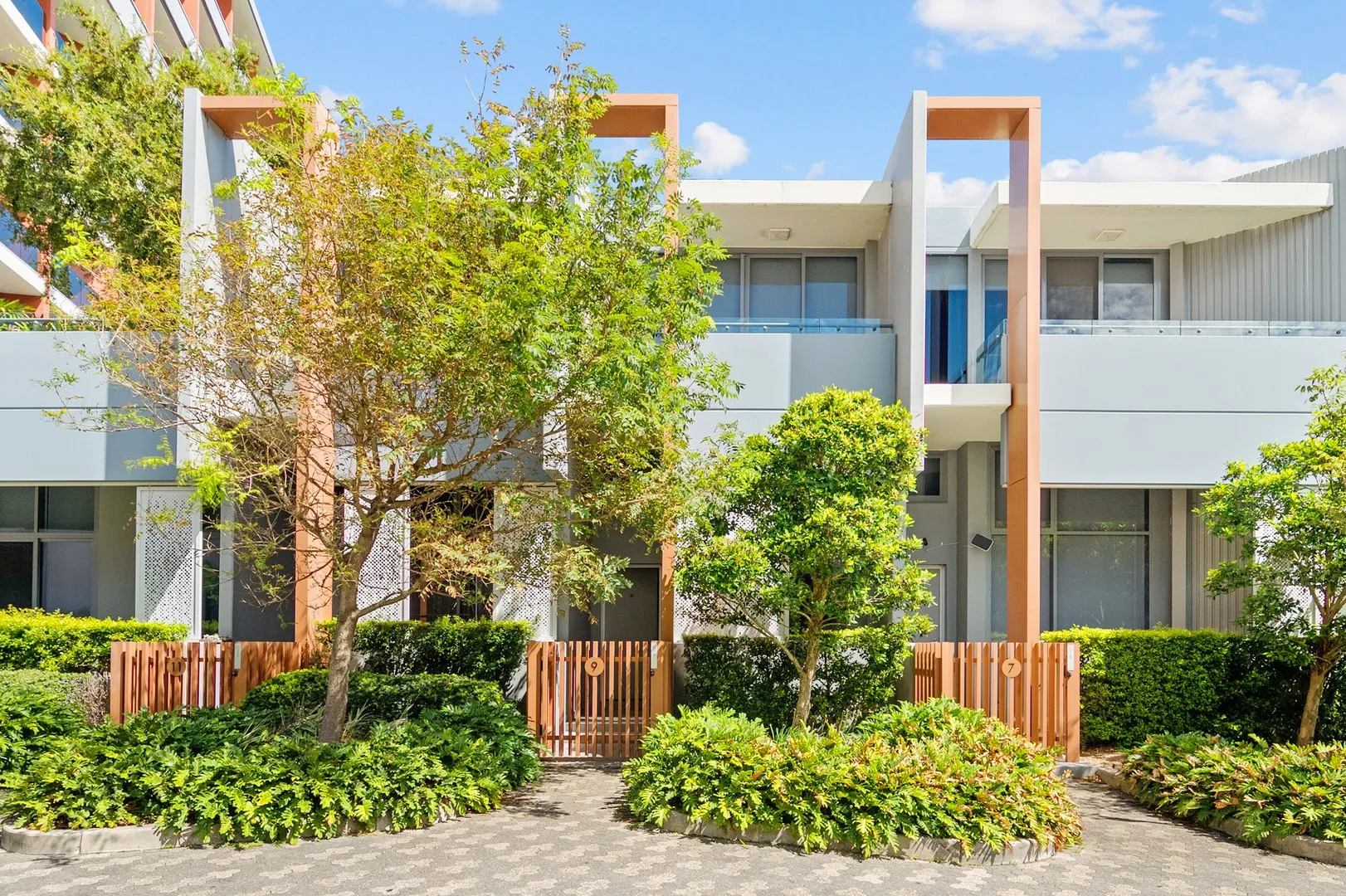 Contemporary Townhouse with Private Courtyard & Double Parking