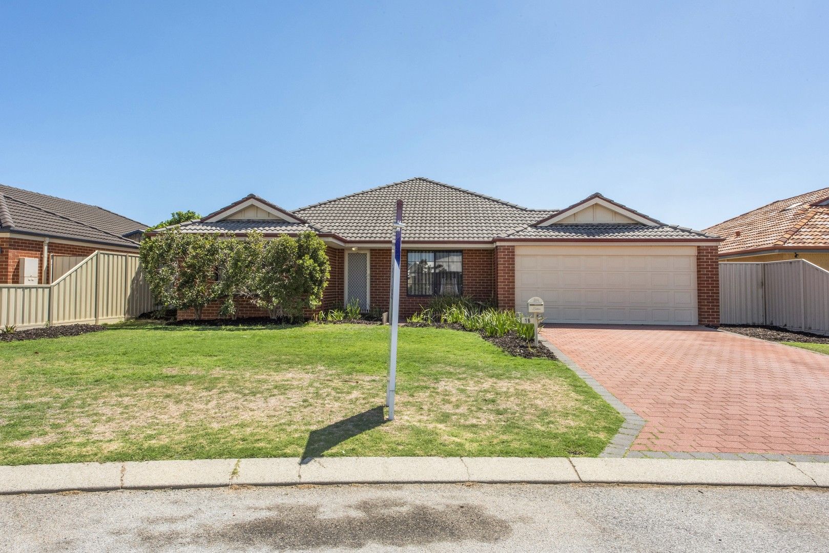 4 bedrooms House in 16 Newark Way SECRET HARBOUR WA, 6173