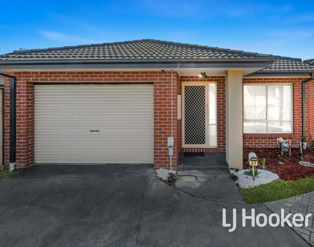 37 Sallys Run, Hampton Park VIC 3976