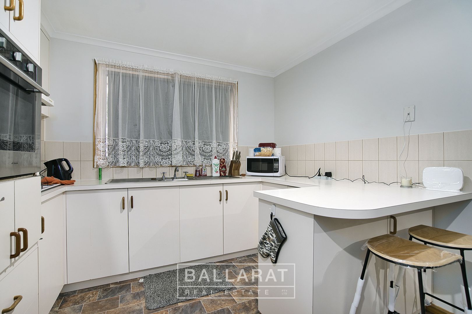 2/17 Yarrowee Street, Sebastopol VIC 3356, Image 2