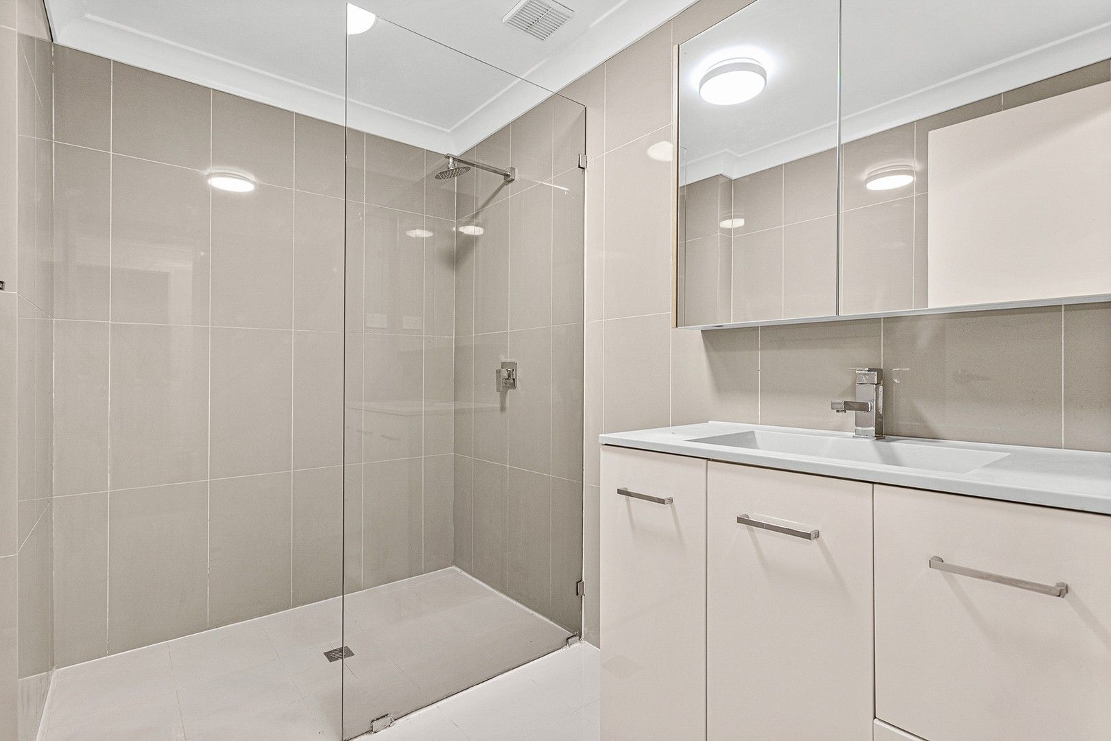 2 bedrooms Apartment / Unit / Flat in 3/15 Hillview Avenue GWYNNEVILLE NSW, 2500