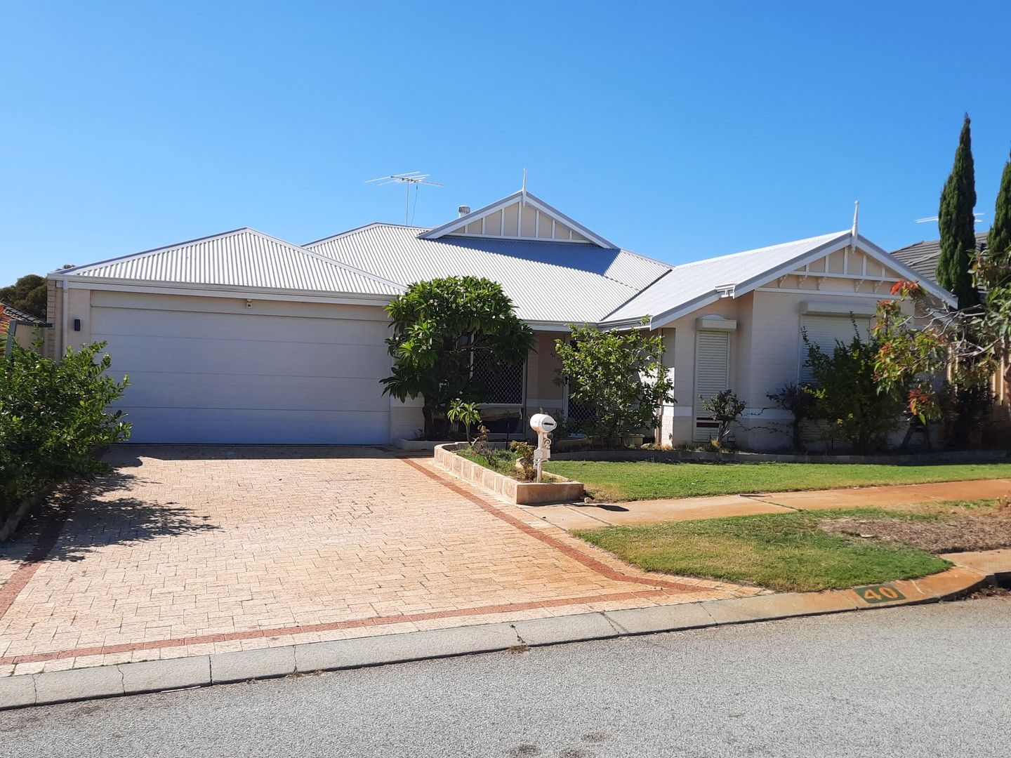 4 bedrooms House in 40 Bonnard Crescent ASHBY WA, 6065
